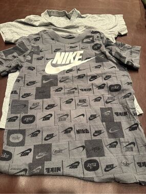 Nike Boys' Gray Patch-Logo Graphic Tee
